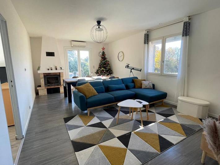 Location de vacances pour 10 personnes, avec piscine ainsi que vue et terrasse à Saint-Hilaire-de-Brethmas