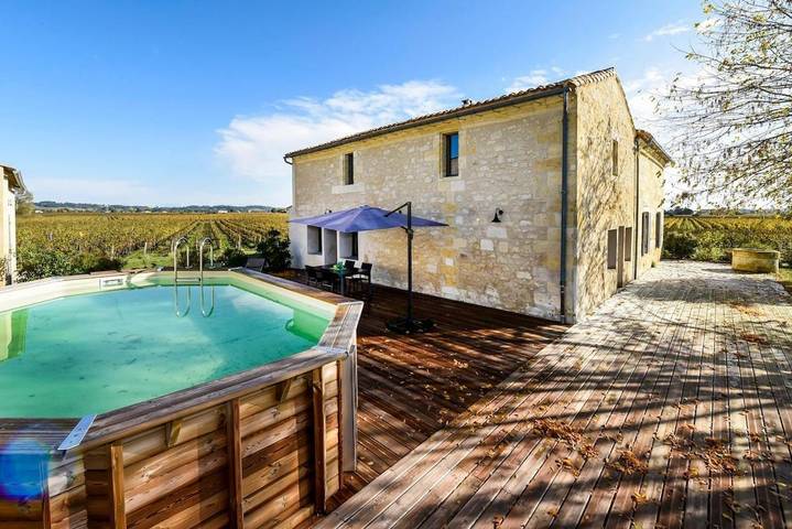 Location de vacances pour 8 personnes, avec piscine ainsi que vue et jardin, animaux acceptés à Saint-Sulpice-de-Faleyrens