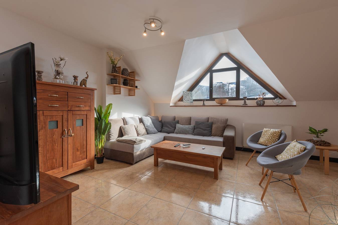 Apartamento entero, Apartamento 'Gîte St Marie De Campan' con vistas a la montaña y jardín compartido in Campan, Pirineos franceses