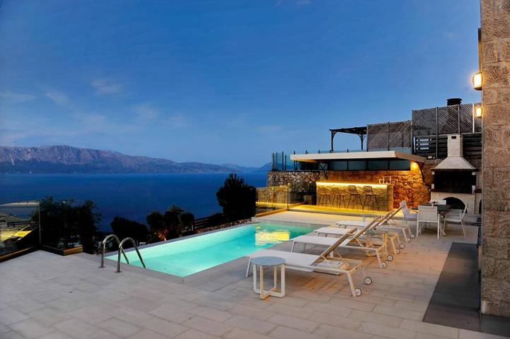 Villa für 2 Personen, mit Pool und Ausblick sowie Terrasse in Alexandros