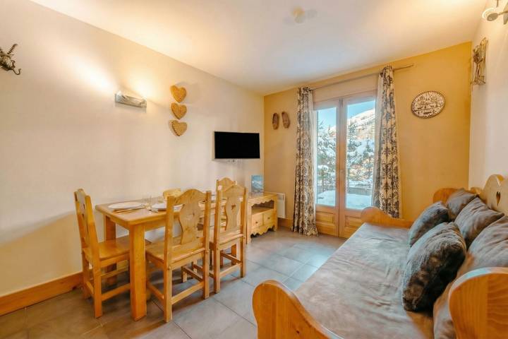 Entire apartment, V Balme 04: Beside Ski Lift; Pool, Sauna & Gym in Vallorcine, Bonneville region