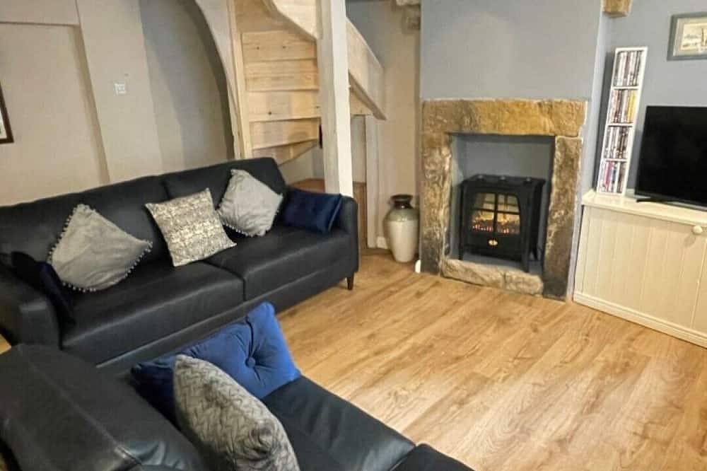 Endways Cottage 18th Century Cottage. Sleeps 6 in 3 bedrooms with 2 bathrooms. in Robin Hood's Bay, North York Moors National Park