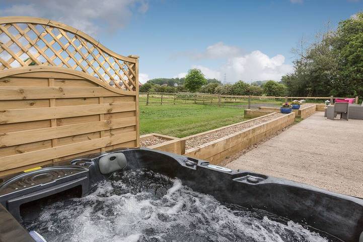 Vacation rental for 4 people, with hot tub and yard in Sherwood Forest