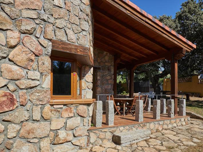 Casa rural para 8 personas, con Balcón/Terraza además de Jardín y Piscina en Narrillos de San Leonardo