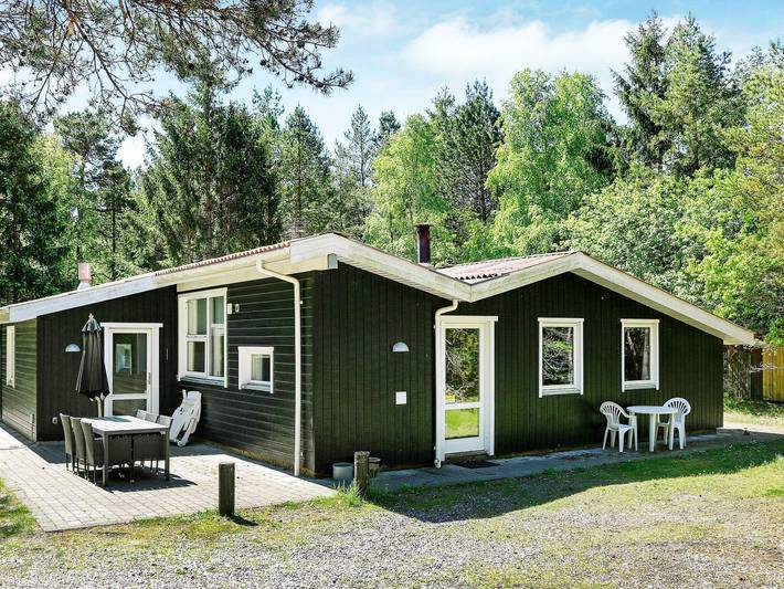Ferieudlejning for 10 personer, med pool og terrasse såvel som jacuzzi og sauna, børnevenlig i Mariagerfjord