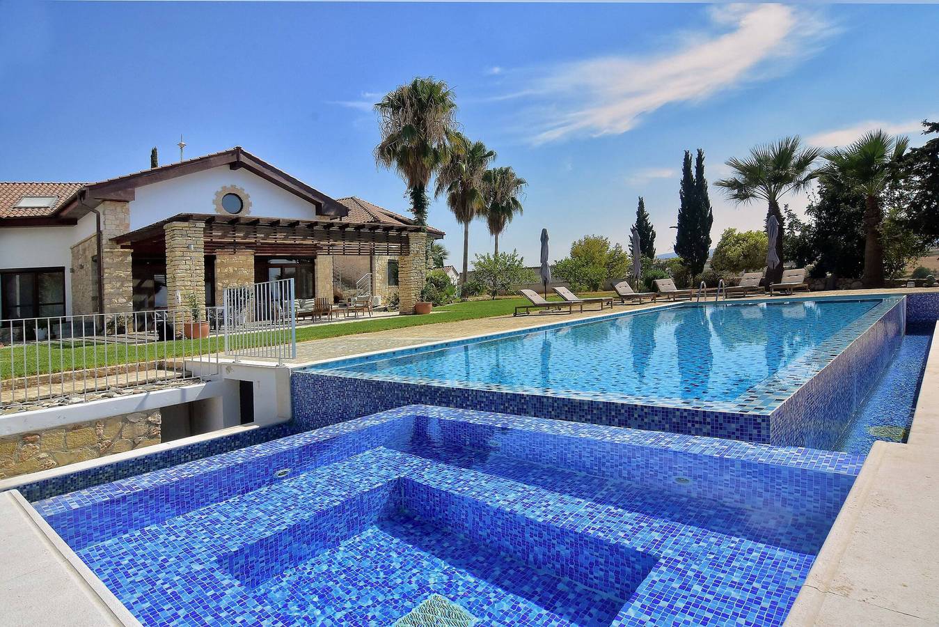 Incredible Large Villa In Paphos sleeps 14 Children Pool, Jacuzzi, Huge Garden in Πόλις Χρυσοχούς, Syd Cypern