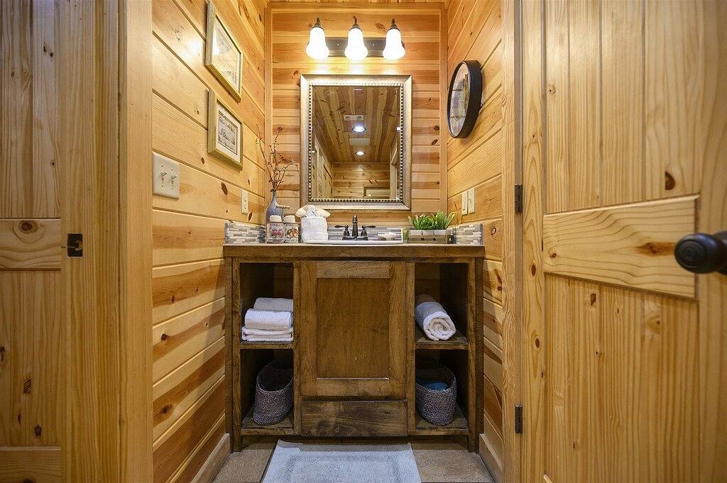 Shear Pleasure-Luxus-Kabine für Paare, 4 Personen, Whirlpool, Kamine, Wifi, Direkt-Tv in Broken Bow, Broken Bow Lake