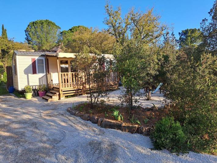 Camping pour 4 personnes, avec terrasse ainsi que vue et jardin