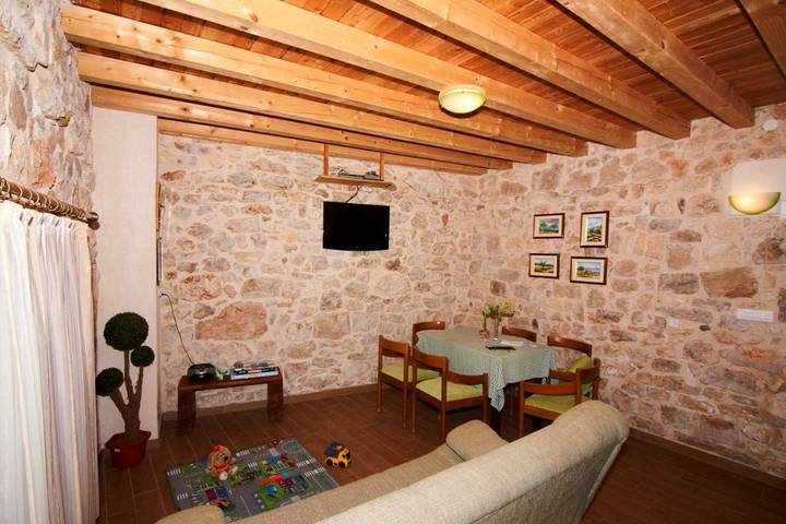 Ferienhaus für 6 Personen, mit Balkon und Terrasse sowie Garten und Kinderpool in Krapanj