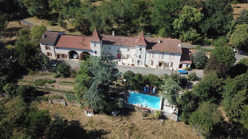 Gîte pour 11 personnes, avec Terrasse ainsi que Jardin et Piscine à Serviès