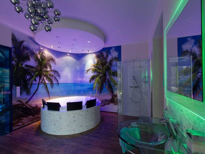 Ferienwohnung für 7 Personen, mit Whirlpool und Sauna sowie Garten in Karlshagen