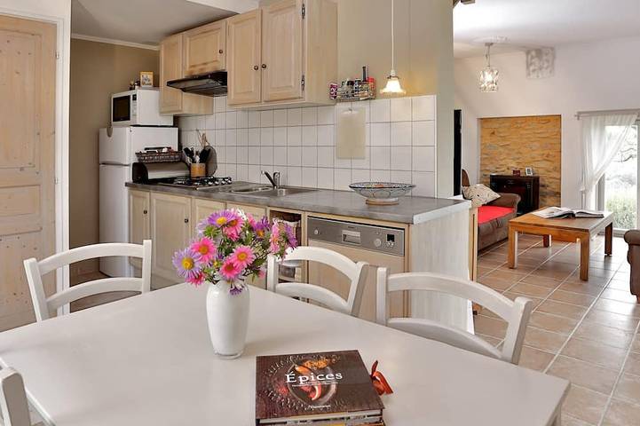 Gîte pour 4 personnes, avec piscine ainsi que jardin et balcon