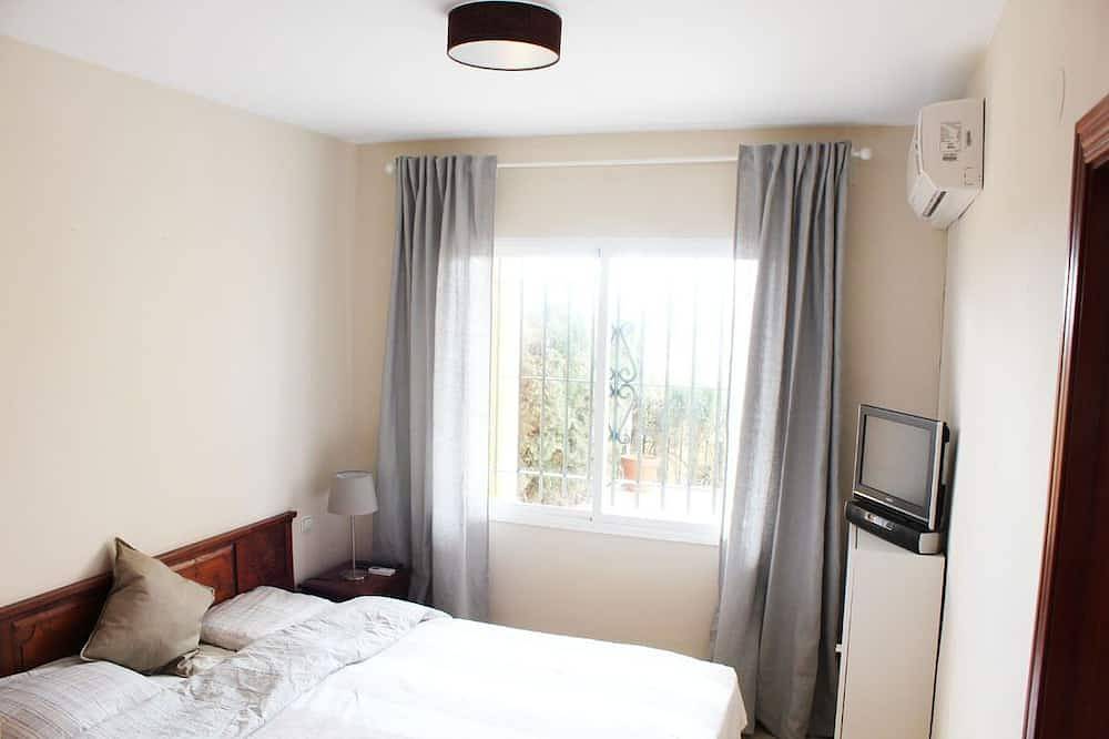 Geheel appartement, Appartement Costabella / Marbella, uitzicht op zee, zwembad, vlakbij het strand / Wifi in Las Chapas, Marbella
