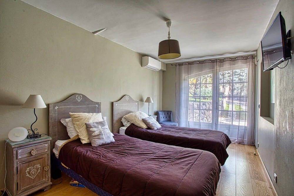 Villa for 2 to 8 people, heated saltwater pool with sea view in Châteauneuf-Grasse, Cannes region
