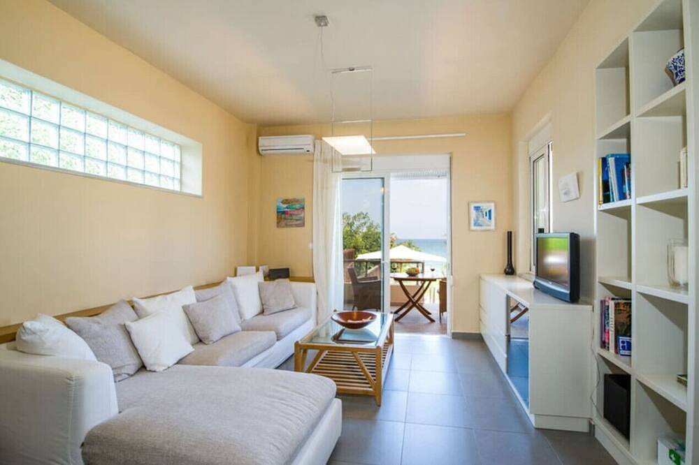 The Seaside Villa - A beach front compound villa with a private pool in Kalyves, Chania und Umgebung
