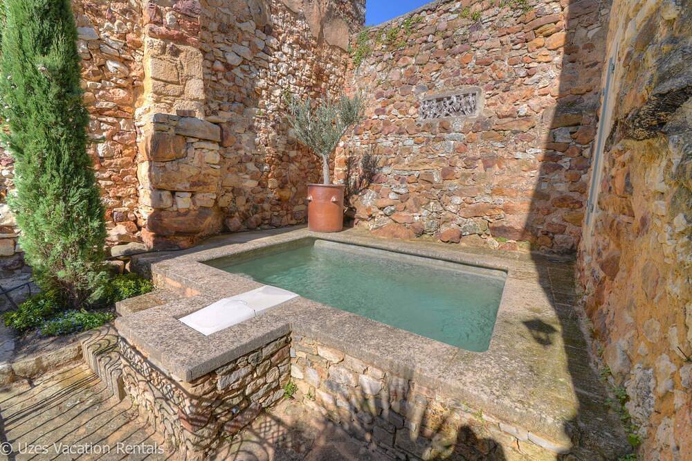 Charming and cosy South of France village stone house in La Capelle-et-Masmolène, Nimes und Umgebung