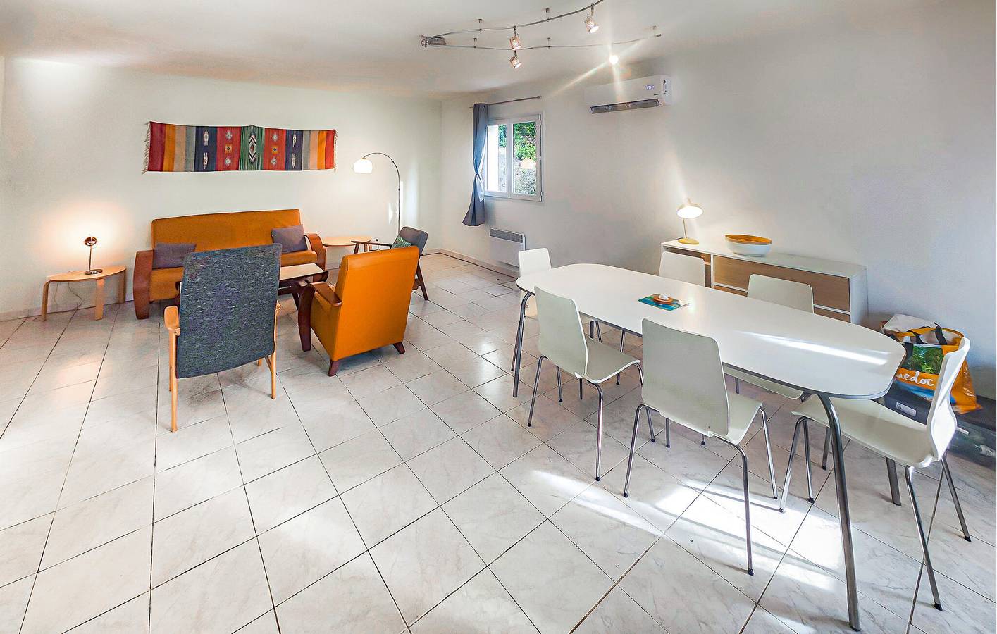 Appartement confortable avec piscine, Wi-Fi et parking - À 1,5 km du centre-ville in Ferrières-Poussarou, Région de Béziers