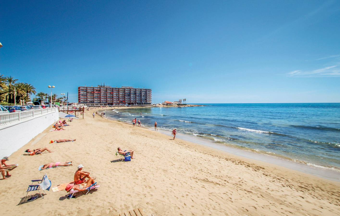 Apartamento vacacional entero, Acogedor apartamento con piscina, terraza y vistas al mar in Torrevieja Centro, Torrevieja