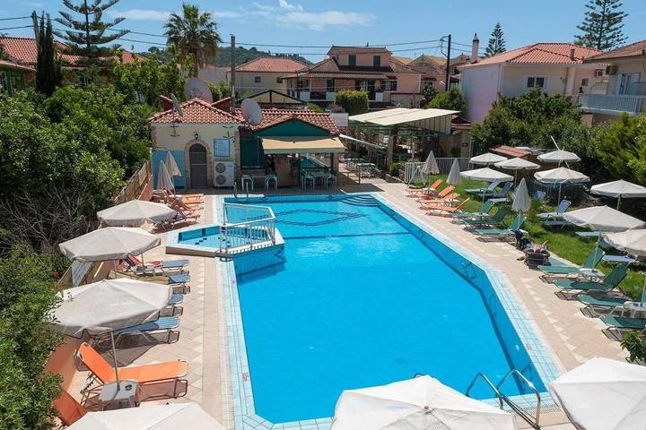Appart’hôtel pour 3 personnes, avec Balcon et Terrasse ainsi que Jardin et Piscine
