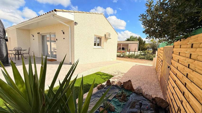 Location de vacances pour 2 personnes, avec piscine et jardin à Pouzolles - 2