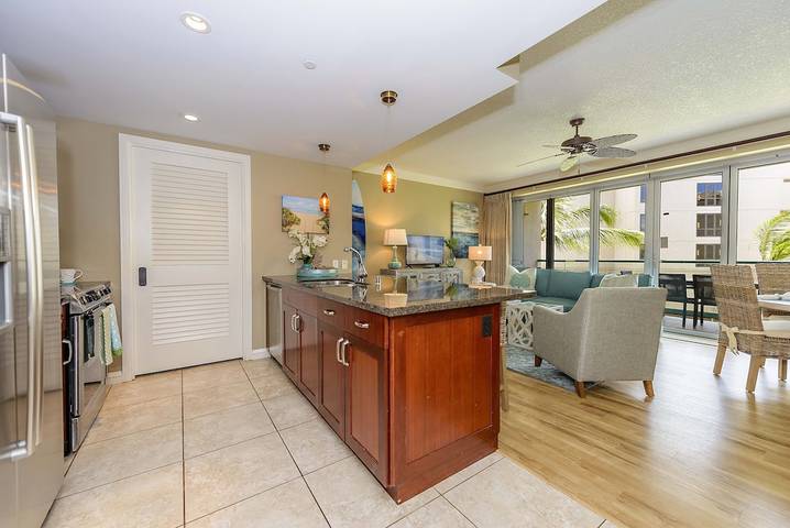 Beach rental for 4 people, with balcony and pool as well as hot tub and yard on Maui