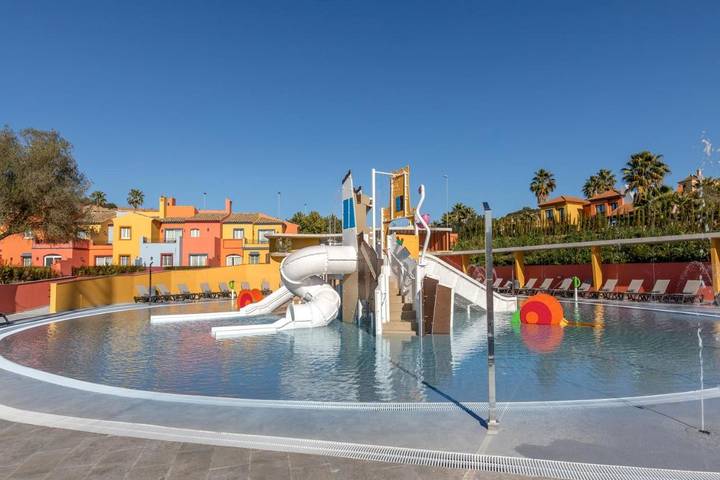 Hôtel pour 3 personnes, avec Jacuzzi et Terrasse ainsi que Jardin et Bassin pour enfant à Jerez de la Frontera