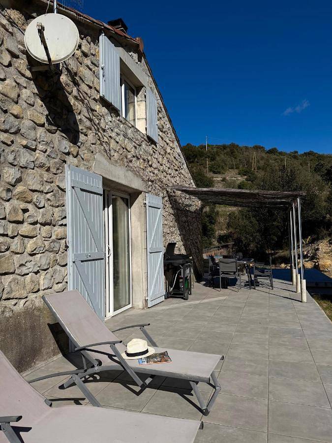 Location de vacances pour 6 personnes, avec jardin ainsi que vue et piscine, animaux acceptés à Sampzon - 4