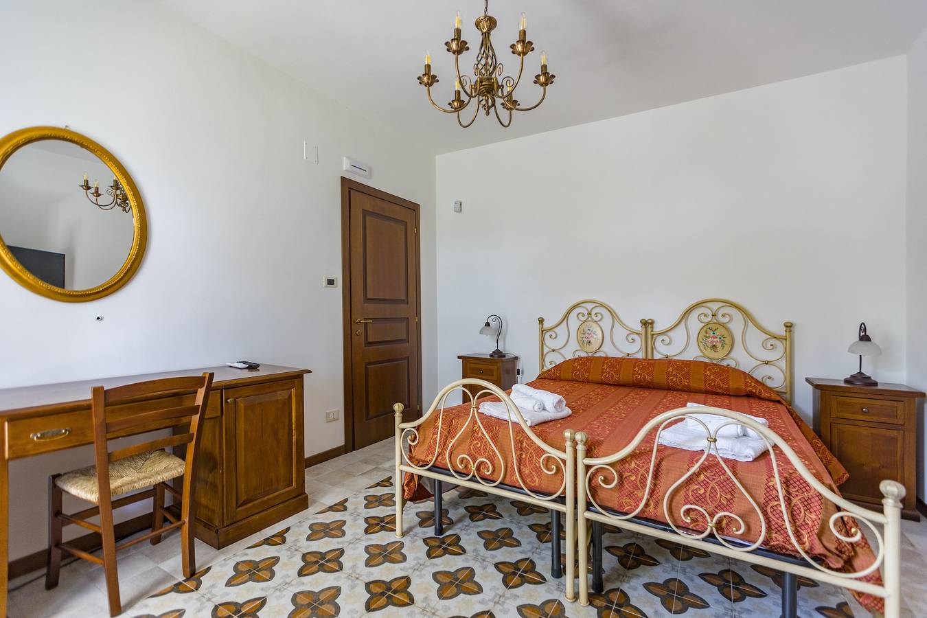 Entire apartment, Room 'Ghiro' with Mountain View, Wi-Fi and Air Conditioning in Sant'Angelo di Brolo, Monti Nebrodi