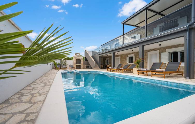 Geräumige Ferienwohnung mit 2 Schlafzimmern, Pool, WLAN und Küche in Skradin, Šibenik-Knin