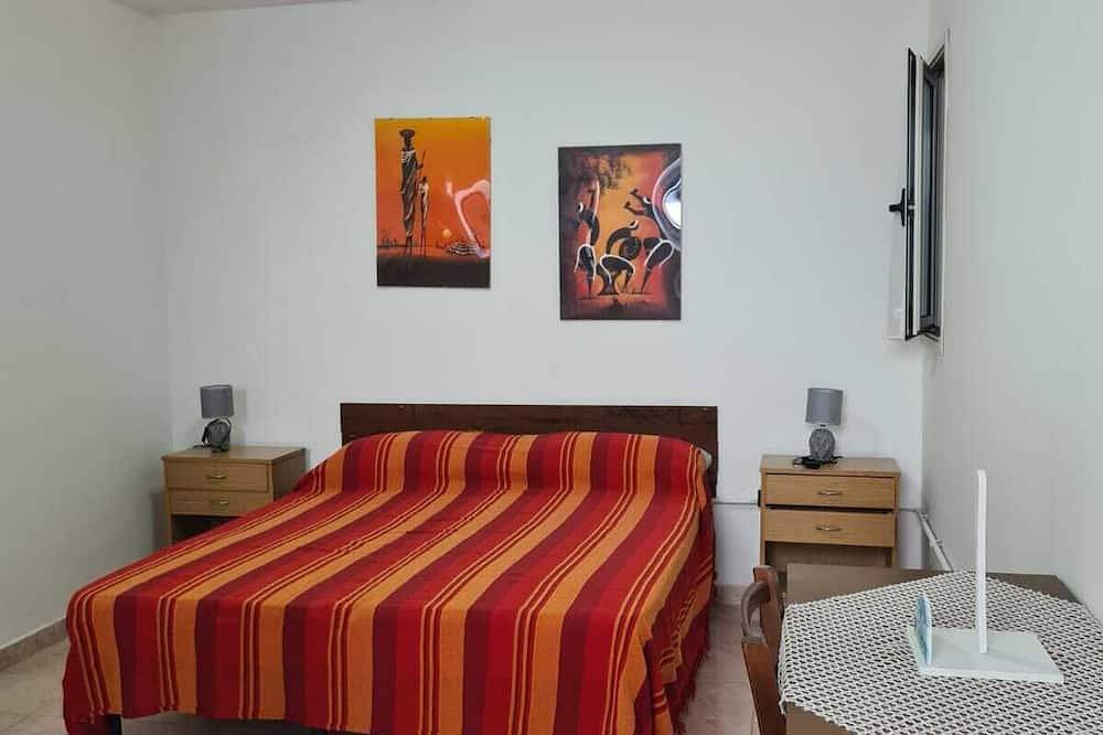 Room with private bath near Gallipoli, patio, separate entrance. in Taviano, Golf von Tarent