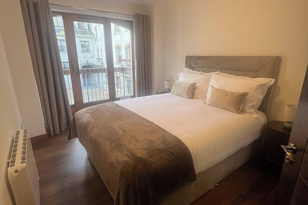 Entire apartment, Deluxe 2-bedroom best located apartment in Galway City center with free parking. in Galway, County Galway