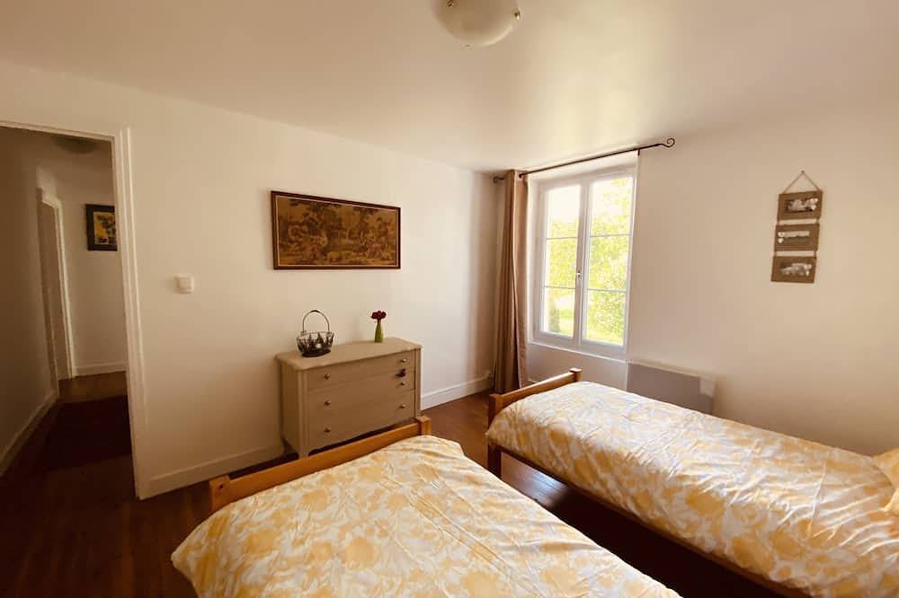 Cosy French cottage with access to peaceful gardens -10 mins walk to town centre in Ruffec, Charente