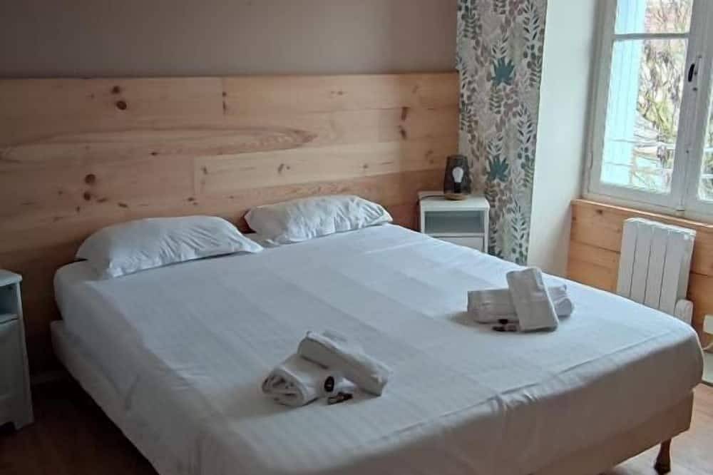 Entire apartment, Three Bedroom House  8 beds in Ternant (Charente-Maritime), Saint-Jean-d'Angély region