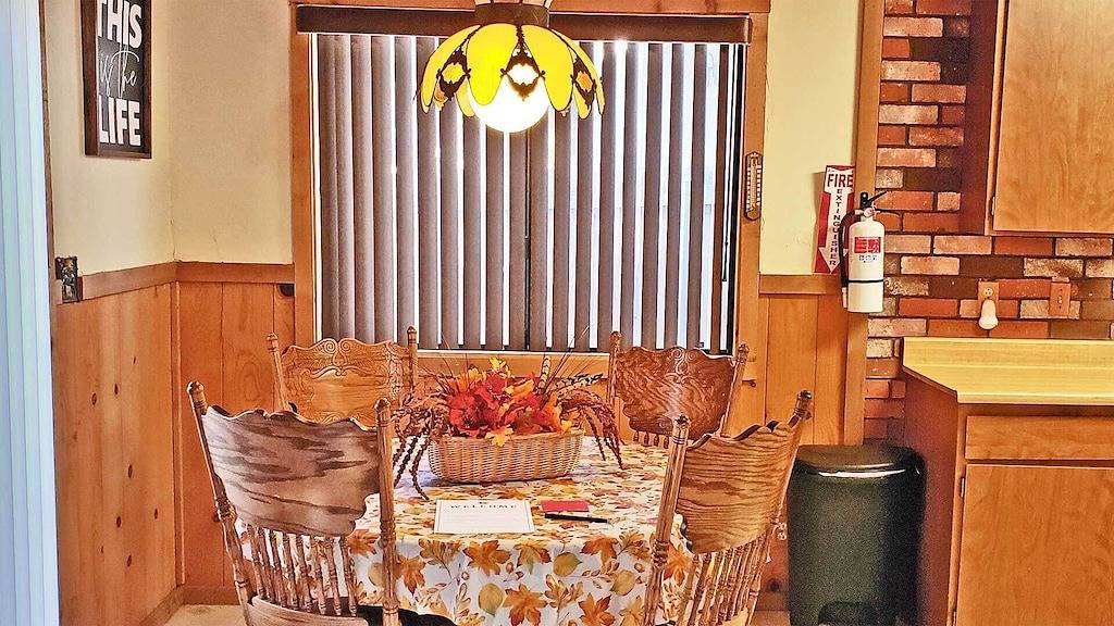 Romantic Couple's Retreat steps from Village, Kid-Friendly, Fireplace, Wifi in Snow Summit, Big Bear Lake