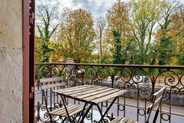 Gîte pour 4 personnes, avec Balcon à Traves (homonymie)