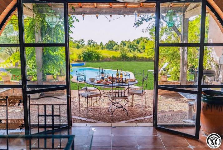 Gîte pour 12 personnes, avec Terrasse ainsi que Jardin et Piscine