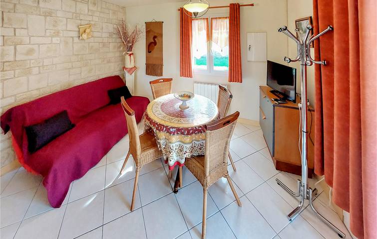 Riverside Retreat mit TV, Parkplatz und Garten in Souvigné, Niort und Umgebung