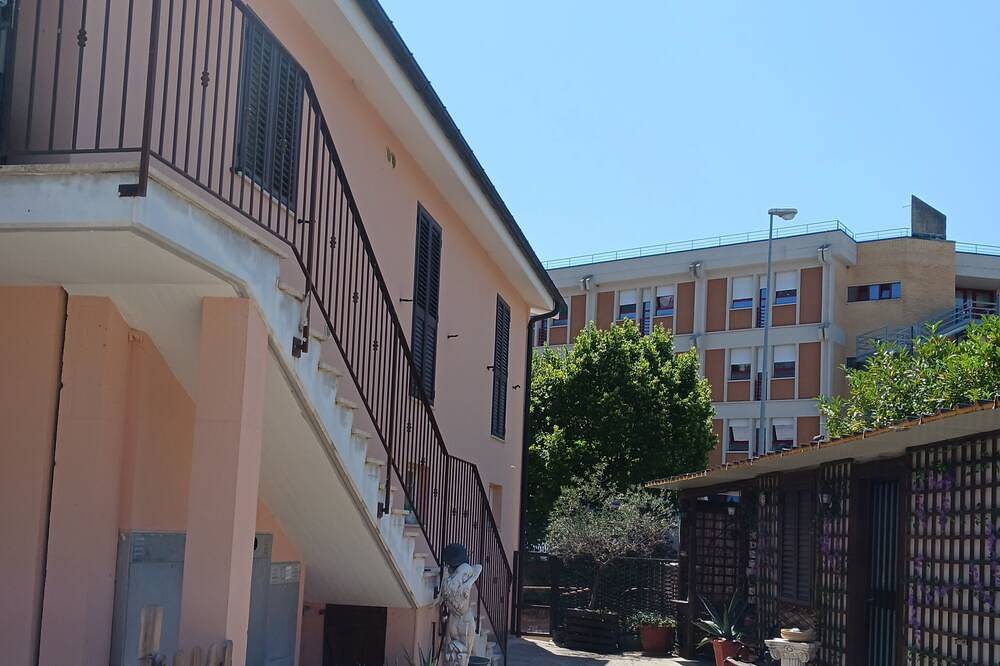 Entire apartment, Two-room apartment opposite Coppito Hospital and University, 2.5 km from Gdf in L'Aquila, Gran Sasso