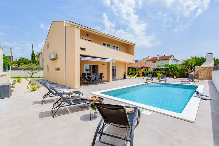 Villa pour 8 personnes, avec Balcon et Terrasse ainsi que Jardin et Piscine à Biograd na Moru