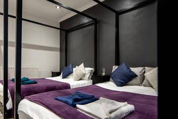 Holiday Home for 14 People in Newham, London, Photo 3