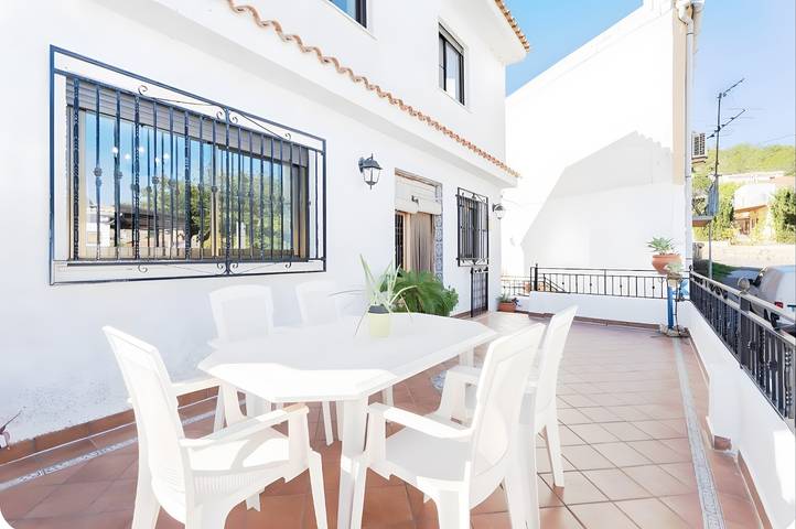 Apartamento para 8 personas, con Balcón además de Jardín y Piscina para niños en Buñol
