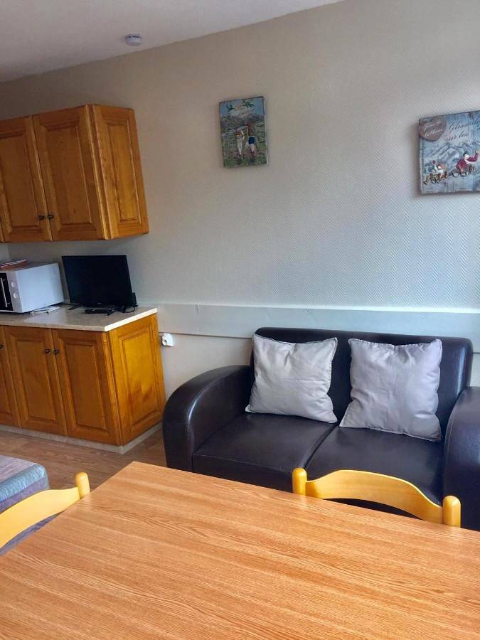 Gîte pour 2 personnes, avec balcon et vue, adapté aux familles à Laveissière - 2