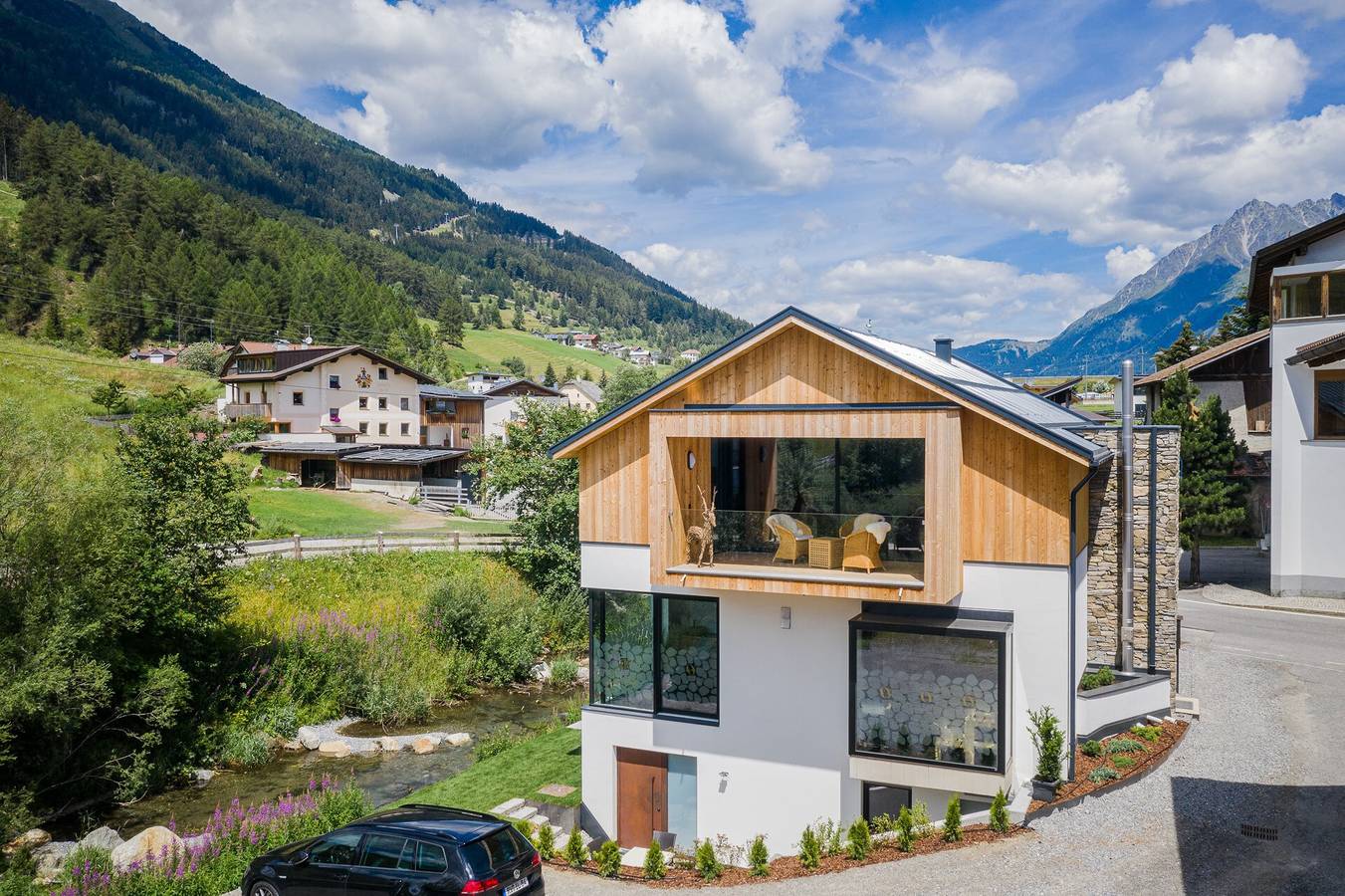 Modern vakantieappartement Chalet Ortles met uitzicht op de bergen en Wi-Fi in St. Valentin auf der Haide, Graun