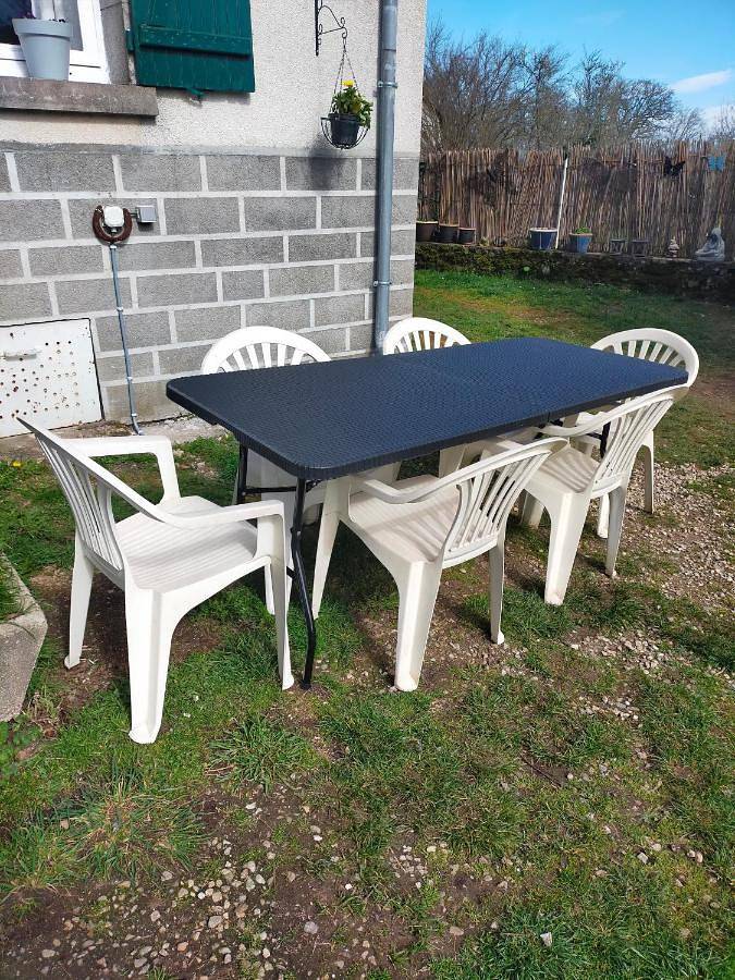 Location de vacances pour 4 personnes, avec terrasse ainsi que vue et jardin à Crozant - 2
