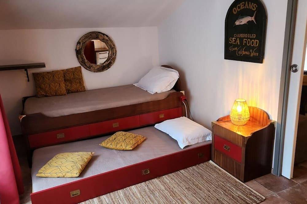 Ideal for families & friends: 2 apartments in 1 house, private patio, parking, walking distance to beaches in La Côte Vermeille, Collioure
