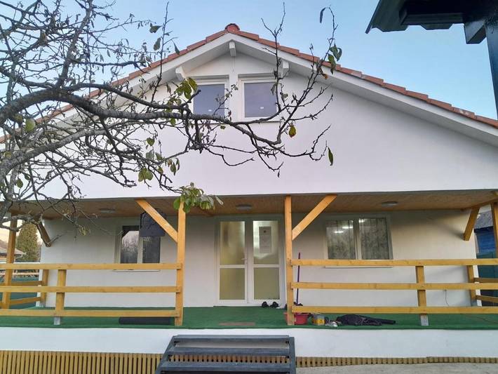 Location de vacances pour 12 personnes, avec piscine et bassin pour enfant ainsi que vue et jardin dans Cluj-Napoca