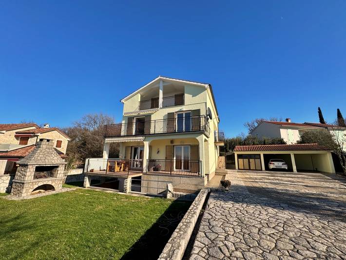 Ganze Wohnung, 2-Zimmer-Ferienwohnung mit Balkon und Meerblick Malinska, Krk A-23878-c in Malinska-Dubašnica, Krk