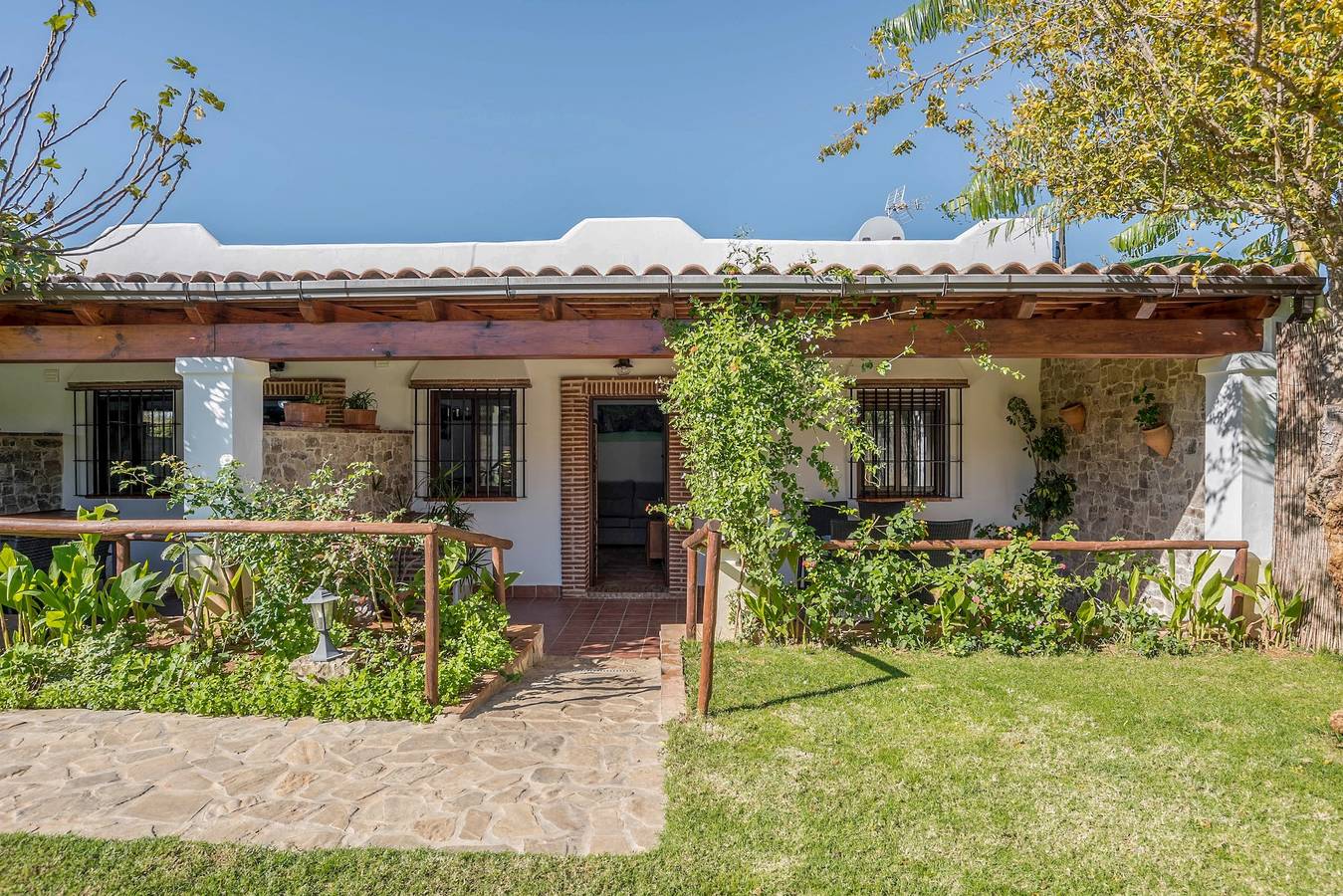 Charming Apartment with Beautiful Pool, Jacuzzi, Patio, & Wi-Fi in Conil de la Frontera, Costa de la Luz
