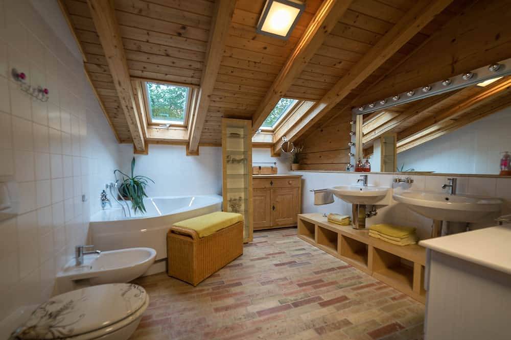 Ganze Wohnung, Apartments in a log cabin with charm, proximity to the lake, fantastic views in Seehausen am Staffelsee, Das Blaue Land