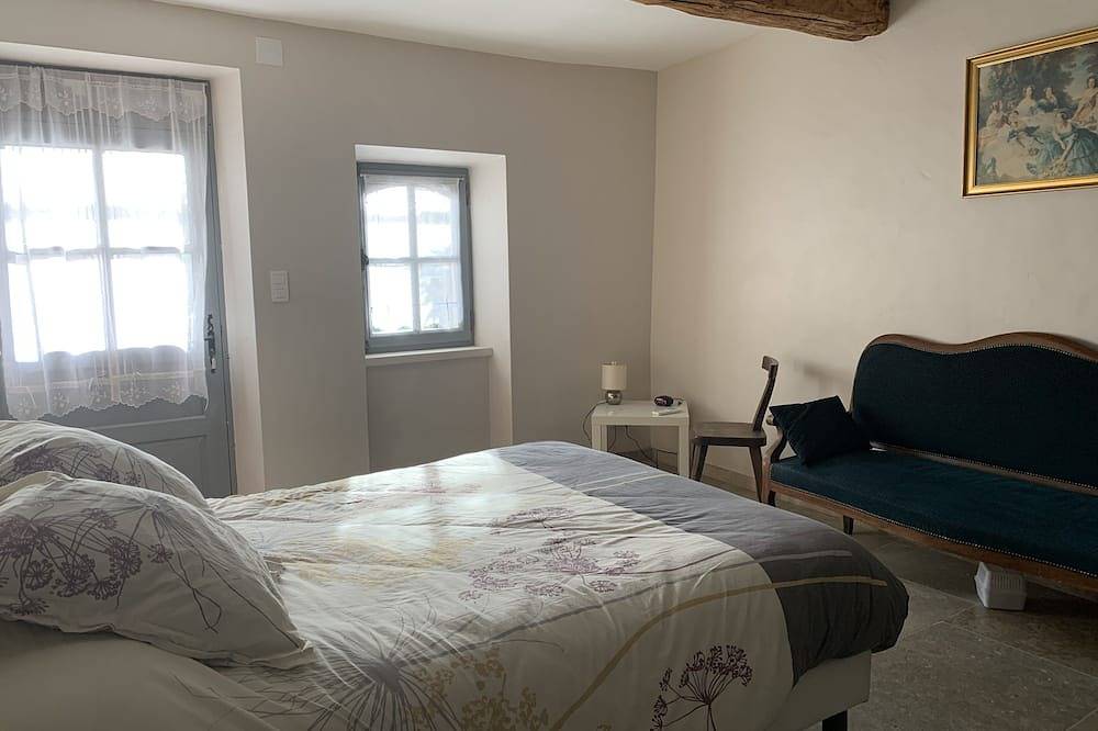 Alpilles, light-filled village house with air-con, courtyard, for 2 or 4 in Aureille, Arles und Umgebung